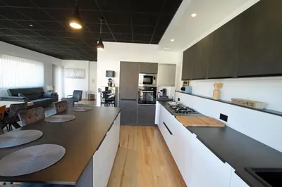 Cuisine ou kitchenette dans l'établissement La Bouteille à la Mer-Maison darchitecte jacuzzi