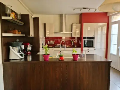 Cuisine ou kitchenette dans l'établissement Chez Fabienne et Olivier, chambre privative avec SDB et WC, Avranches Baie du Mont Saint Michel