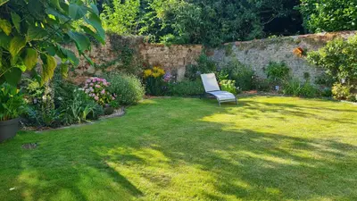 Jardin de l'établissement Chez Fabienne et Olivier, chambre privative avec SDB et WC, Avranches Baie du Mont Saint Michel