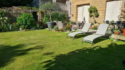 Jardin de l'établissement Chez Fabienne et Olivier, chambre privative avec SDB et WC, Avranches Baie du Mont Saint Michel