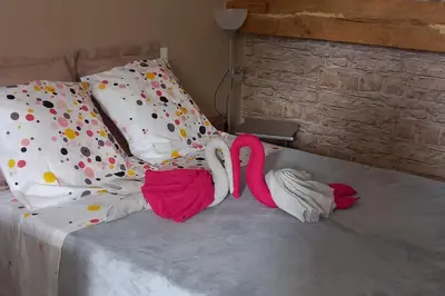 Un ou plusieurs lits dans un hébergement de l'établissement Studio dans une longère en pierre à la campagne
