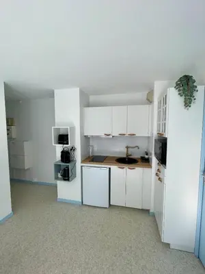 Cuisine ou kitchenette dans l'établissement Appartement 250m mer, 2 vélos avec casques, entièrement rénové en 2025