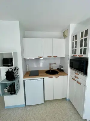 Cuisine ou kitchenette dans l'établissement Appartement 250m mer, 2 vélos avec casques, entièrement rénové en 2025