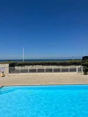 Piscine de l'établissement Beau studio accès plage, piscine, jardin, tennis, vélos, Netflix ou située à proximité