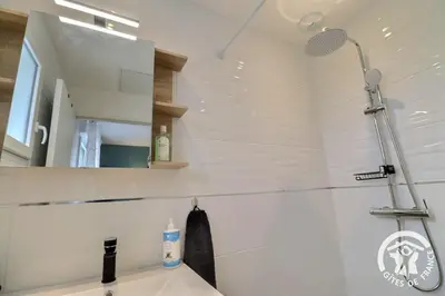 Salle de bains dans l'établissement Manoky