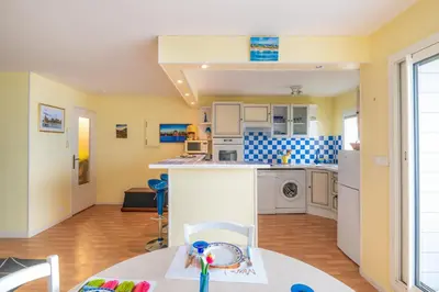Cuisine ou kitchenette dans l'établissement Le Cap Normand - Vue mer