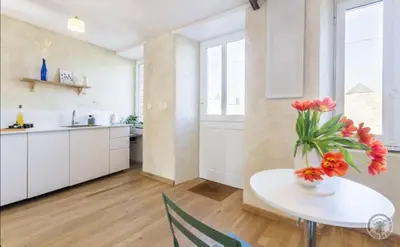 Cuisine ou kitchenette dans l'établissement Charmante maison du vieux Coutainville, à 15mn à pied de la mer, classée 3 étoiles