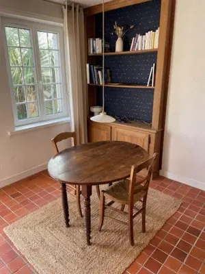 Bibliothèque dans la maison de vacances