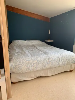 Un ou plusieurs lits dans un hébergement de l'établissement Appartement charmant face au haras