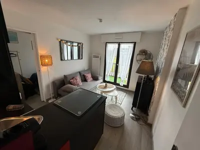 Télévision ou salle de divertissement dans l'établissement Le Petit Cabourg plage - vue mer