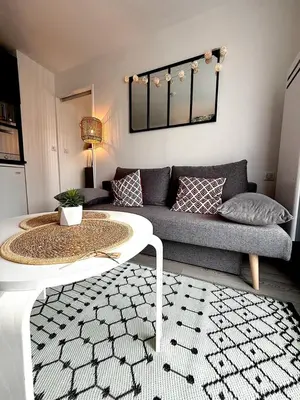 Coin salon dans l'établissement Le Petit Cabourg plage - vue mer