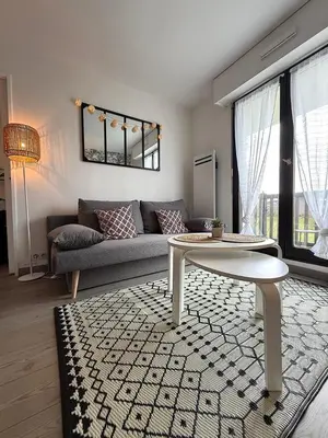 Coin salon dans l'établissement Le Petit Cabourg plage - vue mer