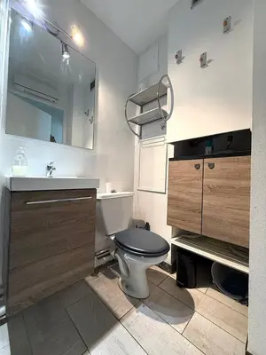 Salle de bains dans l'établissement Le Petit Cabourg plage - vue mer