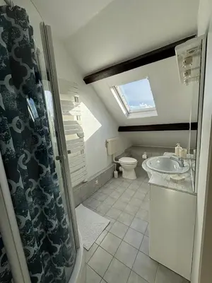 Salle de bains dans l'établissement La p'tite maison de cerisel avec piscine privée