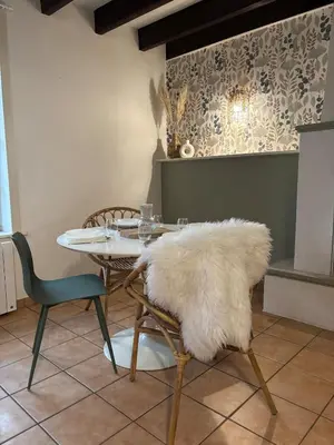 Coin salon dans l'établissement La p'tite maison de cerisel avec piscine privée