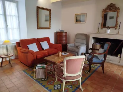 Coin salon dans l'établissement Gite Les Hirondelles en Baie du Mont St Michel