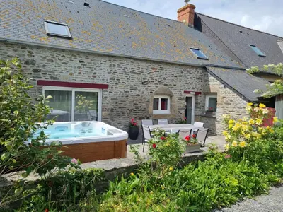 Jardin de l'établissement Au Mont De La Rive #Jaccuzi et Mont-Saint-Michel #