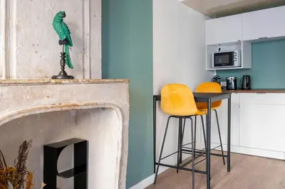 Cuisine ou kitchenette dans l'établissement Charming studio - Rue Froide
