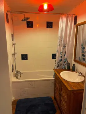 Salle de bains dans l'établissement L étoile Solange