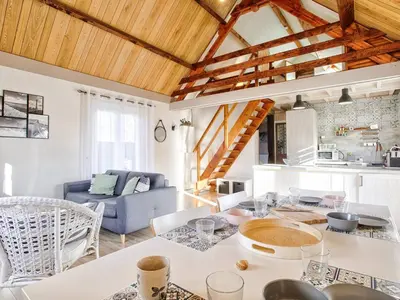 Coin salon dans l'établissement Chalet lumineux avec grand jardin et parking privé à Merville-Franceville-Plage - FR-1-788-55