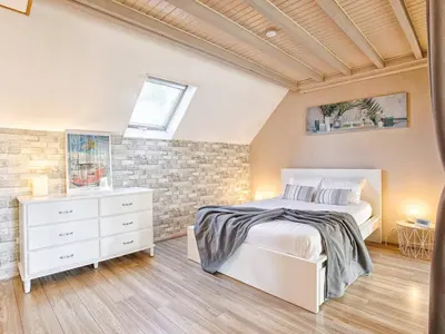 Un ou plusieurs lits dans un hébergement de l'établissement Chalet lumineux avec grand jardin et parking privé à Merville-Franceville-Plage - FR-1-788-55