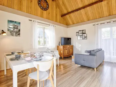 Télévision ou salle de divertissement dans l'établissement Chalet lumineux avec grand jardin et parking privé à Merville-Franceville-Plage - FR-1-788-55