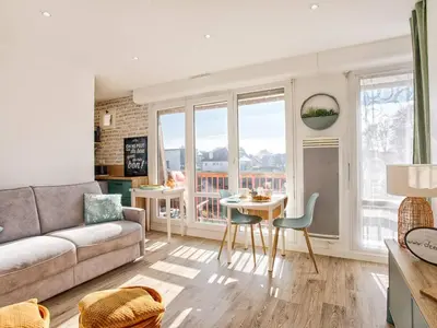 Coin salon dans l'établissement Studio lumineux avec balcon et parking à deux pas de la plage - FR-1-788-56