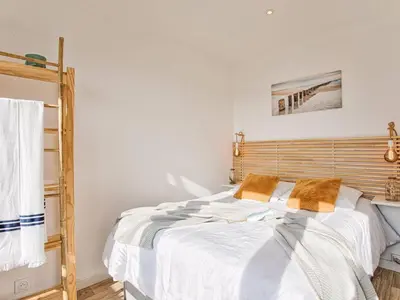 Un ou plusieurs lits dans un hébergement de l'établissement Studio lumineux avec balcon et parking à deux pas de la plage - FR-1-788-56