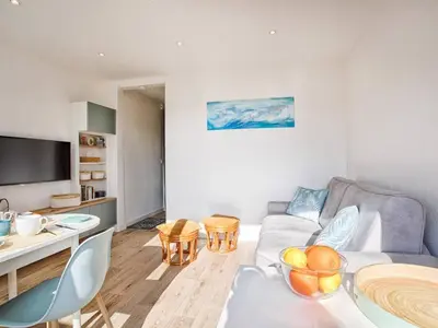Coin salon dans l'établissement Studio lumineux avec balcon et parking à deux pas de la plage - FR-1-788-56