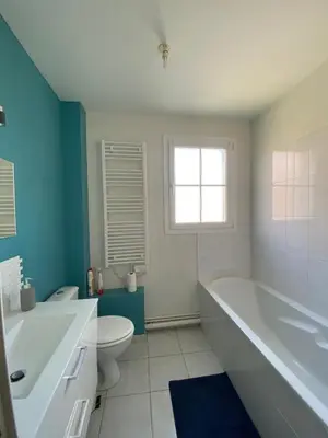 Salle de bains dans l'établissement Maison 100m2 avec jardin aux portes de Caen