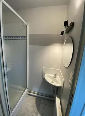 Salle de bains dans l'établissement Maison 100m2 avec jardin aux portes de Caen