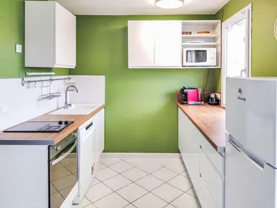 Cuisine ou kitchenette dans l'établissement Holiday Home Les Goélands-29 by Interhome