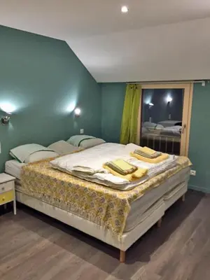 Un ou plusieurs lits dans un hébergement de l'établissement Chambre familiale Jersey dans une maison, au calme sur le GR223