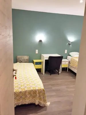 Un ou plusieurs lits dans un hébergement de l'établissement Chambre familiale Jersey dans une maison, au calme sur le GR223