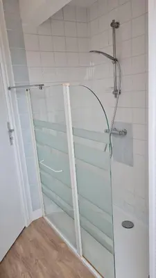 Salle de bains dans l'établissement Le relais de Noron