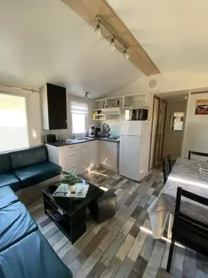 Cuisine ou kitchenette dans l'établissement Mobilhom 143