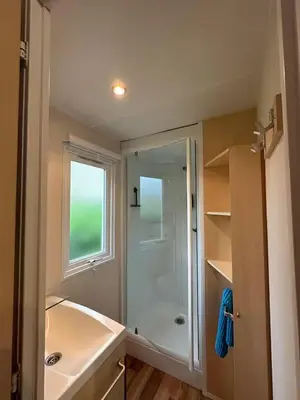 Salle de bains dans l'établissement Mobil-home 5 personnes