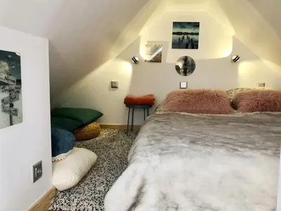 Un ou plusieurs lits dans un hébergement de l'établissement Amazing sea view modern apartment Port de la Houle