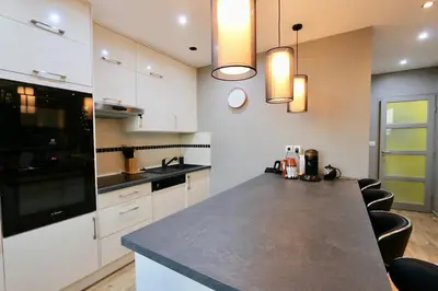 Cuisine ou kitchenette dans l'établissement L'Escale des Rimains avec vue sur mer exceptionnelle