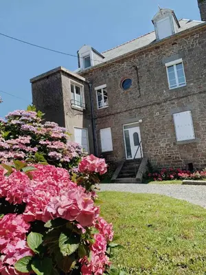 Jardin de l'établissement L'Escale des Rimains avec vue sur mer exceptionnelle