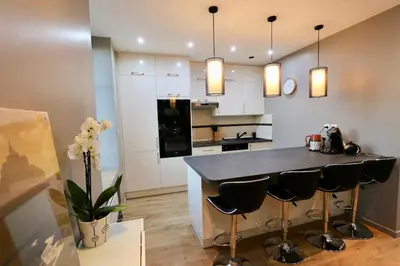 Cuisine ou kitchenette dans l'établissement L'Escale des Rimains avec vue sur mer exceptionnelle