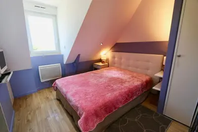Un ou plusieurs lits dans un hébergement de l'établissement Cozy apartment with exceptional sea view - CANCALE