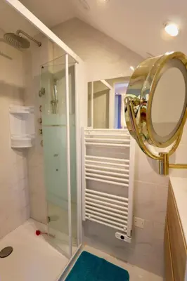 Salle de bains dans l'établissement Cozy apartment with exceptional sea view - CANCALE