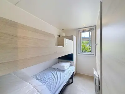 Un ou plusieurs lits dans un hébergement de l'établissement Mobil-home moderne 3 chambres, terrasse, animaux admis - FR-1-361A-97
