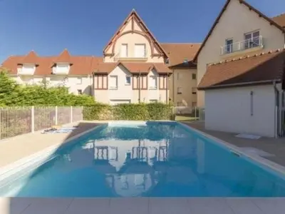 Piscine de l'établissement Charmant cocon avec WiFi à Merville-Franceville-Plage - FR-1-788-59 ou située à proximité