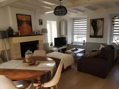 Télévision ou salle de divertissement dans l'établissement Maison de charme avec terrasse