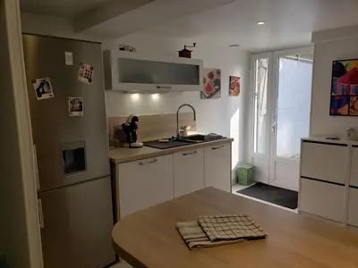 Cuisine ou kitchenette dans l'établissement Maison de charme avec terrasse