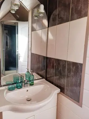 Salle de bains dans l'établissement 4 minutes from Sainte-Mère-Église - Independent apartment on first floor of big house with garden and heated pool opened if weather is ok