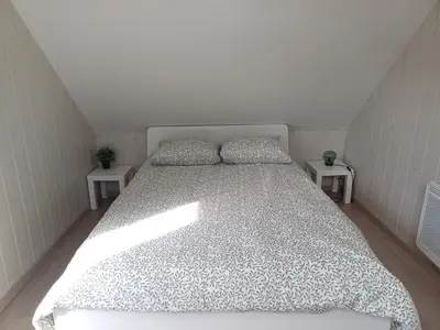 Un ou plusieurs lits dans un hébergement de l'établissement 4 minutes from Sainte-Mère-Église - Independent apartment on first floor of big house with garden and heated pool opened if weather is ok