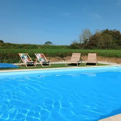 4 minutes from Sainte-Mère-Église - Independent apartment on first floor of big house with garden and heated pool opened if weather is ok